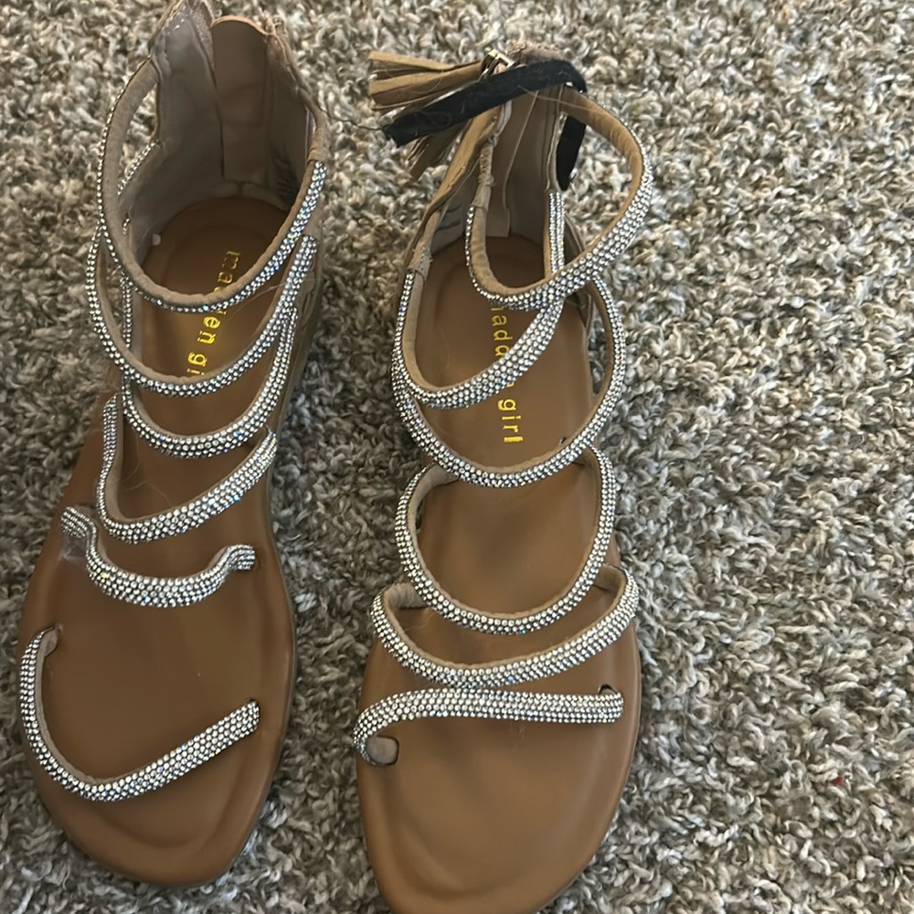 These madden girl sandles are adorable,never have been worn.